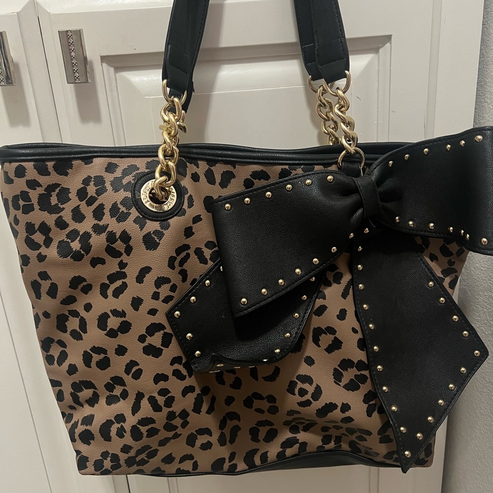 Closure type
Clamp
Outer material
Leather
Style
Tote Bag
Number of pockets
3 - Picture 7 of 9